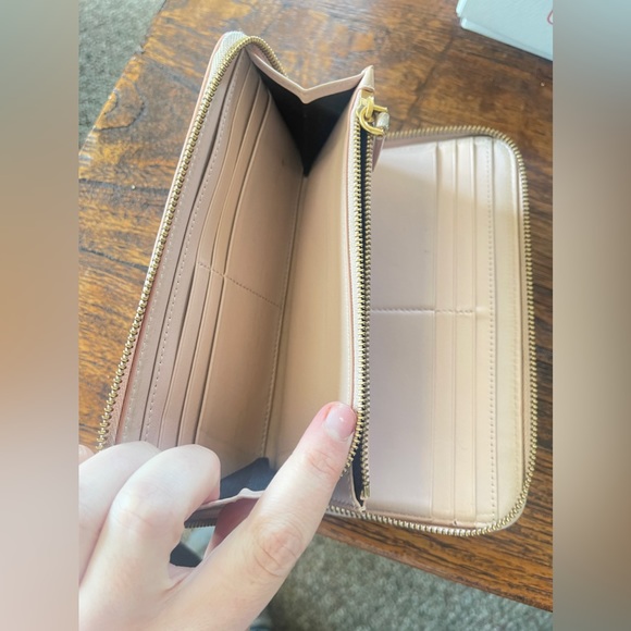 Authentic BURBERRY Grainy Calfskin Logo Embossed Zip Wallet - Picture 4 of 10